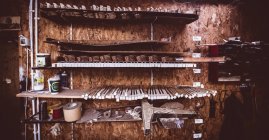 Внутренний вид старинных роялей в мастерской — стоковое фото