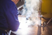 Schweißer schweißen Metall in der Werkstatt — Stockfoto