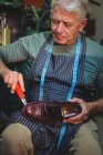 Calzolaio riparazione di una scarpa in officina — Foto stock