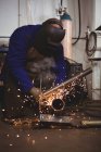 Schweißer schweißen Metall in der Werkstatt — Stockfoto