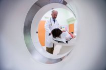 Paciente que entra na máquina de ressonância magnética no hospital — Fotografia de Stock