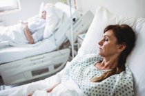 Patients féminins dormant sur un lit d'hôpital — Photo de stock