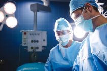 Cirurgiões que realizam operação em sala de operação no hospital — Fotografia de Stock
