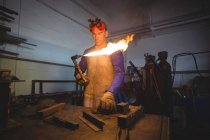 Soudeur masculin tenant la torche de soudage dans l'atelier — Photo de stock
