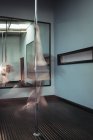 Полюс танцюрист практикуючих полюс танці в фітнес-студія — стокове фото