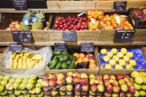 Разнообразие фруктов в деревянных коробках в супермаркете — стоковое фото