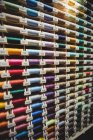 Carretéis coloridos de fios em caixa no estúdio de costura — Fotografia de Stock