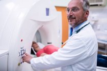 Portrait du médecin opérant la machine IRM à l'hôpital — Photo de stock