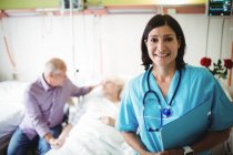 Retrato de enfermeira sorrindo na enfermaria do hospital — Fotografia de Stock