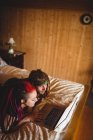 Високий кут зору молодої пари хіпстерів, використовуючи ноутбук на ліжку вдома — стокове фото
