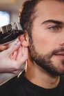Cropped image of Man getting his hair trimmed at hair salon — Stock Photo