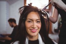 Peluquería femenina teñir el cabello de su cliente en el salón - foto de stock