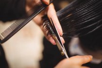Mann lässt sich im Friseurladen mit Schere die Haare schneiden — Stockfoto