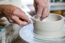 Крупним планом гончарні вироби в керамічній майстерні — стокове фото