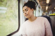 Bella donna che dorme seduta in treno — Foto stock
