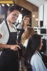 Жінок отримання волосся сушать фени в перукарні — стокове фото