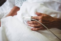 Пульсоксиметр на руке пациента в больнице — стоковое фото