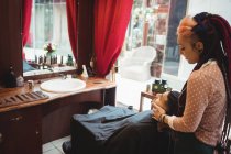 Mann erhält Gesichtsmassage von Friseurin im Friseurladen — Stockfoto