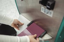 Viajante usando máquina de check-in de auto-atendimento no aeroporto — Fotografia de Stock