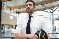Selbstbewusster Pilot steht im Flughafen-Terminal — Stockfoto