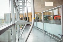 Innenansicht des Korridors im modernen Flughafenterminal — Stockfoto