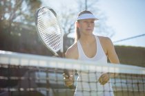 Frau spielt tagsüber Tennis auf Sportplatz — Stockfoto