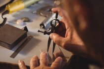 Orfèvre travaillant avec diviseur boussole en atelier — Photo de stock