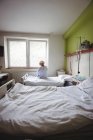 Mujer mayor sentada en la cama en la sala del hospital - foto de stock