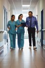 Medico e infermiere che guardano appunti nel corridoio dell'ospedale — Foto stock