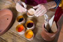 Обрезанное изображение гончарной живописи на чаше в керамической мастерской — стоковое фото