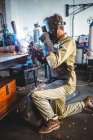 Сварщик сварочный металл в мастерской — стоковое фото