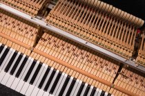 Primo piano di vecchia tastiera di pianoforte a workshop — Foto stock