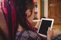Frau hält digitales Tablet zu Hause — Stockfoto