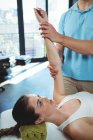 Physiotherapeut gibt Patientin in Klinik Armmassage — Stockfoto