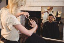 Uomo ottenere i capelli tagliati a parrucchiere — Foto stock