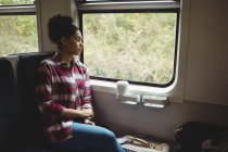 Молодая женщина спит, сидя в поезде — стоковое фото