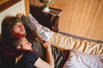 Vista de ángulo alto de la joven pareja hipster durmiendo en la cama en casa - foto de stock