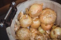 Primo piano di cipolle in cesto a supermercato — Foto stock