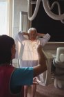 Женщина-врач устанавливает рентгеновский аппарат для пожилых пациентов в больнице — стоковое фото