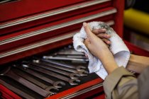Imagen recortada de la mano de limpieza mecánica con el pañuelo en el garaje de reparación - foto de stock