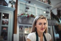 Portrait of female florist smiling in the flower shop — Stock Photo