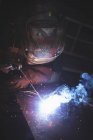Forgeron soudant un métal en atelier — Photo de stock