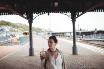 Schöne Frau steht am Bahnsteig — Stockfoto