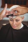 Feminino recebendo seu cabelo aparado no salão — Fotografia de Stock