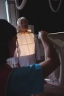 Жінка-лікар встановлює машину для рентгенівського пацієнта в лікарні — стокове фото