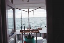 Filete de pescado en la mesa en barco - foto de stock