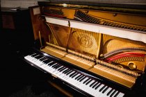 Piano de madeira vintage com teclado clássico na oficina de antiguidades — Fotografia de Stock