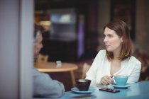 Man and woman having conversation in cafeteria — Stock Photo