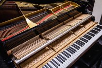 Vista ravvicinata della vecchia tastiera del pianoforte in officina — Foto stock