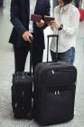 Homme d'affaires et femme vérifiant leurs passeports dans le terminal de l'aéroport — Photo de stock